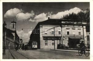 Budapest II. Császár gyógyfürdő és szálló főbejárata, villamos, kerékpár (EK)