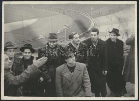 cca 1953 Válogatott focisták meglátogatják az épülő Népstadiont: Buzánszky, Sándor, Grosics, Loránt, Palotás, Hidegkuti; fotó, 6,5×8,5 cm