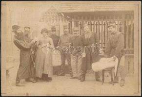 cca 1880 Antiszemita jelmezes csoportkép, rajta jelmezben a bp-i k.u.k. Kadétiskola hallgatói. Hátoldalt pecsételt és aláírt / Antisemitic judaica photo 16x11 cm