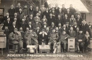 1929 Nagyszénás-Újpuszta, Méhészeti tanfolyam, csoportkép kaptárakkal és felszereléssel. Illiás photo (EB)