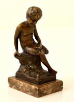 Jelzés nélkül: Ülő kisfiú és a béka. Bronz, márvány talapzaton, m:12,5 cm