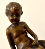 Jelzés nélkül: Ülő kisfiú és a béka. Bronz, márvány talapzaton, m:12,5 cm