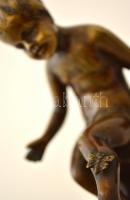 Jelzés nélkül: Ülő kisfiú és a pillangó. Bronz, márvány talapzaton, m:12,5 cm