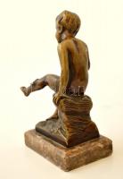 Jelzés nélkül: Ülő kisfiú és a pillangó. Bronz, márvány talapzaton, m:12,5 cm