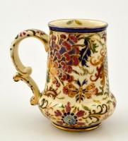 cca 1890 Fischer Ignác korsó, kézzel festett, aranyozott porcelánfajansz,  arany festés több helyen ...