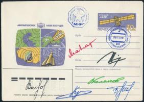 Alekszandr Volkov (1948- ), Szergej Krikalev (1958- ), Valerij Poljakov (1942- ), Vlagyimir Tyitov (1947- ) Musza Manarov (1951- ) szovjet és Jean-Loup Chrétien (1938- ) francia űrhajósok aláírásai emlékborítékon /  Signatures of Aleksandr Volkov (1948- ), Sergei Krikalev (1958- ), Valeriy Polyakov (1942- ), Vladimir Titov (1947- ) Musa Manarov (1951- ) Soviet and Jean-Loup Chrétien (1938- ) French astronauts on envelope