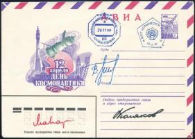 Vlagyimir Tyitov (1947- ), Oleg Makarov (1933-2003) és Valerij Poljakov (1942- ) szovjet űrhajósok aláírásai emlékborítékon /  Signatures of Vladimir Titov (1947- ), Oleg Makarov (1933-2003) and Valeriy Polyakov (1942- ) Soviet astronauts on envelope