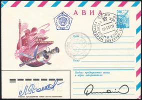 Leonyid Popov (1945- ) szovjet és Dumitru Prunariu (1952- ) román űrhajósok aláírásai emlékborítékon /  Signatures of Leonid Popov (1945- ) Soviet and Dumitru Prunariu (1952- ) Romanian astronauts on envelope