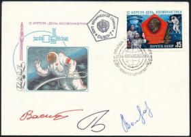 Vlagyimir Vaszjutyin (1952-2002), Georgij Grecsko (1931- ) és Alekszandr Volkov (1948- ) szovjet űrhajósok aláírásai emlékborítékon /  Signatures of Vladimir Vasyutin (1952-2002), Georgiy Grechko (1931- ) and Aleksandr Volkov (1948- ) Soviet astronauts on envelope