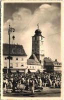 Nagyszeben, Hermannstadt, Sibiu; Markttag auf dem König Ferdinand-Ring / Vásárnap a Ferdinánd király téren, piac, árusok, Nussbacher Rudolf, Schlesinger Victor üzletei, E. Fischer felvétele / market square, vendors, shops