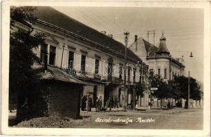 Szinérváralja, Seini; Piac tér, Fried S. utóda Salamon Ignácz üzlete, Brezovszky Korona étterem vendéglője / market square, shops, restaurant (EK)