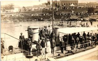 SMS Szeged őrnaszád (monitorhajó) legénysége és tisztjei a győri kikötőben. Dunai Flottilla. Az EMKE fotószalon fényképe / Donau-Flottille / Hungarian Danube fleet river guard ship, photo