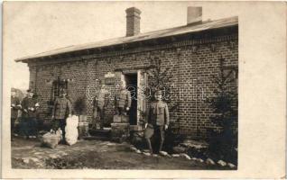 K.u.K. Feldpost / K.u.K. tábori postahivatal az érkezett szállítmánnyal és katonákkal / WWI Austro-Hungarian field post office with shipment arrived and soldiers, photo