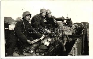 Vagonokban kialakított tüzelőállás / WWII Hungarian fire position on wagons, photo