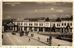 Gyergyószentmiklós, Gheorgheni; Fő tér, üzletek, automobil, irredenta díszkapu nemzetszocialista zászlóval / main square, shops, automobile, irredenta gate with NS flag and swastika + 1940 Gyergyószentmiklós visszatért So. Stpl. (EK)