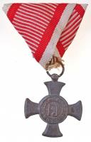 1916. "Vas Érdemkereszt a Vitézségi Érem szalagján" modern hadifém mellszalagon T:2 
Hung...