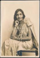 cca 1920 Indiai nő. Walter A. Scott pecséttel jelzett fotója / Indian woman.