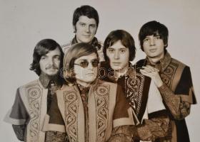 1 db Illés zenekart ábrázoló eredeti fotó, valamint 3 táncdalfesztiválos kép