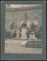 1900 Keszthely, Festetich szobor előtt keményhátú fotó 10x12 cm