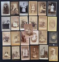 cca 1870-1900 25 db gyermekeket ábrázoló keményhátú fotó klf műtermekből 7x9 cm