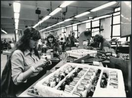 cca 1973 Vincze János (1922-1998) kecskeméti fotóművész 3 db vintage fotója a BRG magnetofon gyárról...