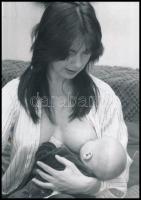 cca 1984 Képriport Eszenyi Viktória énekesnő és Heilig Gábor zenész családi életéről, 13 db vintage ...