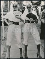 cca 1976 Párizsi divat, 3 db vintage fotó, 22x17 cm