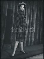 1966 Budapesti divatbemutató modelljei, 3 db vintage fotó, 24x18 cm