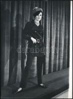 1966 Budapesti divatbemutató modelljei, 3 db vintage fotó, 24x18 cm