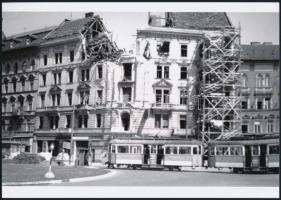 cca 1957 Budapest, villamos a Móricz Zsigmond körtéren, szabadon felhasználható vintage negatív (24x36 mm) és az erről készült mai nagyítás, 18x25 cm