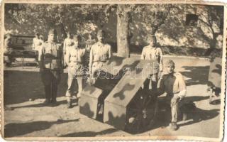 Magyar tüzérek ágyúval / WWII Hungarian artillerymen with cannon, photo (kis szakadás / small tear)
