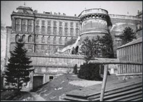 cca 1950 A budai vár háború utáni helyreállítása, vintage negatívról készült mai nagyítás, 18x25 cm