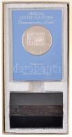 Amerikai Egyesült Államok 1981. Egyesült Nemzetek Szövetsége hivatalos emlékérem - Zászló sorozat  Ag érem, peremén jelzett, műanyag, asztali védőtokban (20g/0.925/38,5mm) T:PP USA 1981. Official United Nations Commemorative Medal - Flag Series Ag commemorative medal, hallmarked on edge, in plastic coin holder with stand (20g/0.925/38,5mm) C:PP