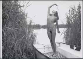 cca 1975 Természetimádók, 3 db szolidan erotikus fénykép, vintage negatívokról készült mai nagyításo...