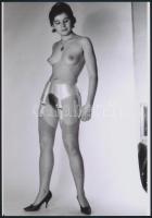 cca 1972 Pucéran és tűsarkúban, 3 db szolidan erotikus fénykép, vintage negatívokról készült mai nag...