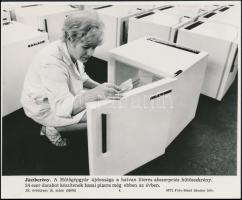 1962 Jászberény, a Hűtőgépgyár új abszorpciós hűtőszekrénye, MTI sajtófotó, feliratozva, 20,5×24,5 cm