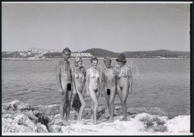 cca 1970 Jugóban szabadon, 4 db szolidan erotikus fénykép, vintage negatívokról készült mai nagyítás...