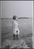 cca 1970 Jugóban szabadon, 4 db szolidan erotikus fénykép, vintage negatívokról készült mai nagyítás...