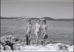 cca 1970 Jugóban szabadon, 4 db szolidan erotikus fénykép, vintage negatívokról készült mai nagyítás...