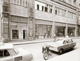 cca 1980 Budapesti városképek és épület felvételek szabadon felhasználható negatívjai, 55 db vintage...