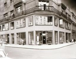 cca 1980 Budapesti városképek és épület felvételek szabadon felhasználható negatívjai, 55 db vintage...