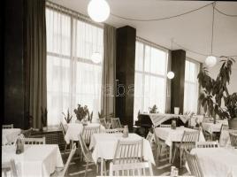 cca 1980 Budapesti városképek és épület felvételek szabadon felhasználható negatívjai, 55 db vintage...