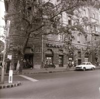 cca 1980 Budapesti városképek és épület felvételek szabadon felhasználható negatívjai, 55 db vintage...