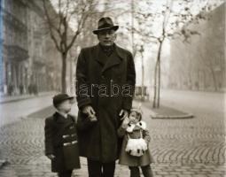 cca 1960 Tiszavölgyi József (1909-?) fotóriporter hagyatékából 99 db vintage negatív, különféle témá...