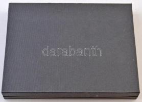 Éremtartó kazetta, kivehető tálcával, összesen 24 férőhellyel. Használt, kis sérüléssel