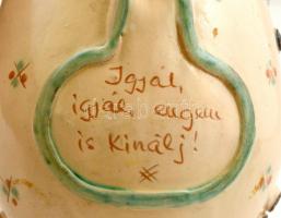 Karcagi Miska kancsó, kézzel festett kerámia, jelzett,  kopott, "Igyál, igyál engem is Kínálj!&...