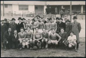 1939 Budapest, Fischer és Gyukics kalapgyár labdarúgó csapata, korabeli fotó, 12x18 cm