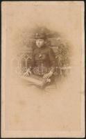 cca 1868 Citerázó leányka, jelzés nélküli, vizitkártya méretű fénykép, 10,5x6,5 cm