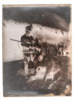 cca 1917 Katona távcsöves puskával és egy elejtett vaddisznóval, üveglemez negatív, 12x9 cm