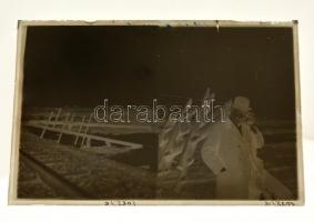 1931 Gárdony feliratú üveglemez negatív, rajta két felvétel, vasúti telefon és távíró oszlopok viharkár felméréséről, Kerny István (1879-1963) hagyatékából, 10x15 cm